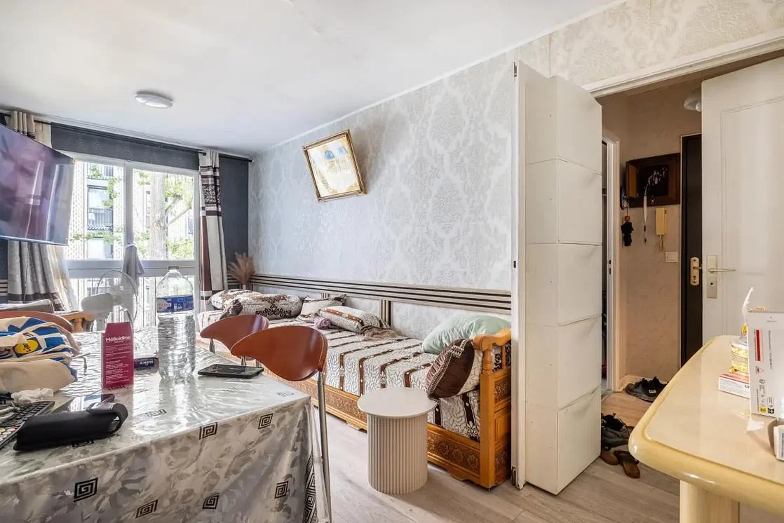 Salon; lumière naturelle, nécessite rénovation
