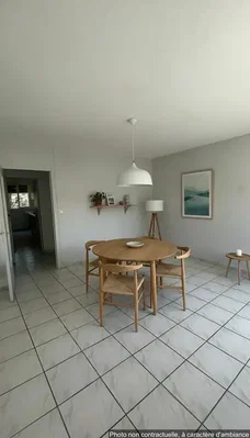 Wohnzimmer; fliesenboden, tageslicht