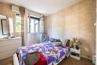 Chambre; lumière naturelle, nécessite rénovation