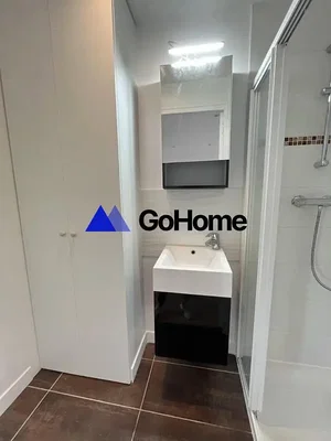 Toilette; fliesenboden, tageslicht