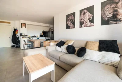 Salon; style moderne, lumière naturelle, parquet