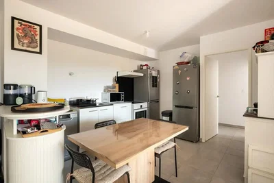 Cuisine; électroménager, carrelage, lumière naturelle