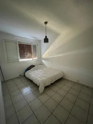 Schlafzimmer; fliesenboden, tageslicht
