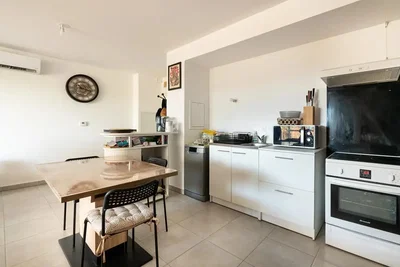 Cuisine; électroménager, carrelage, lumière naturelle