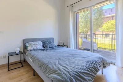 Schlafzimmer; tageslicht, holzboden, blick