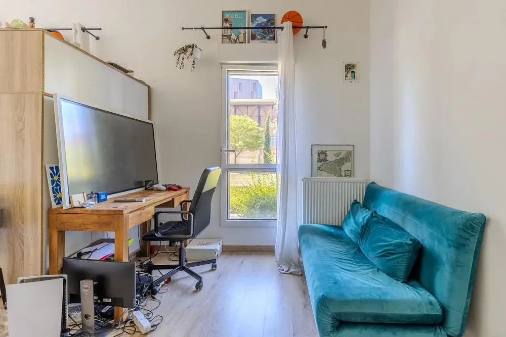 Wohnzimmer; tageslicht, holzboden, moderner stil