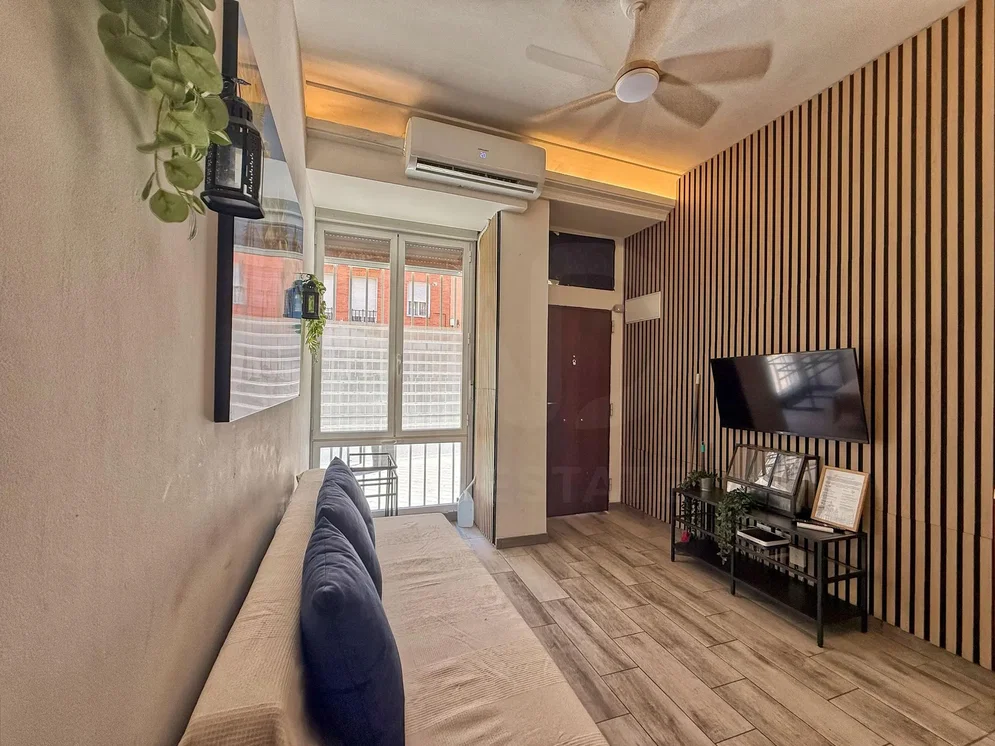 Living room; wood floor, natural light, modern style