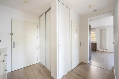 Kammer; holzboden, tageslicht