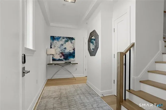 Wohnzimmer; holzboden, tageslicht, moderner stil