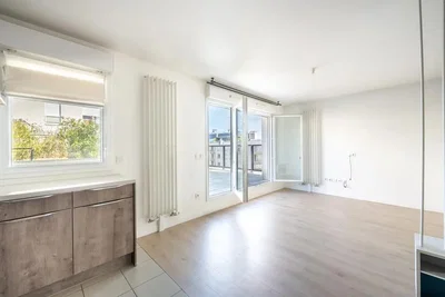 Wohnzimmer; tageslicht, fliesenboden, blick