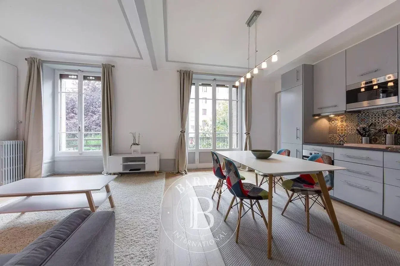 Salon; lumière naturelle, style moderne, électroménager