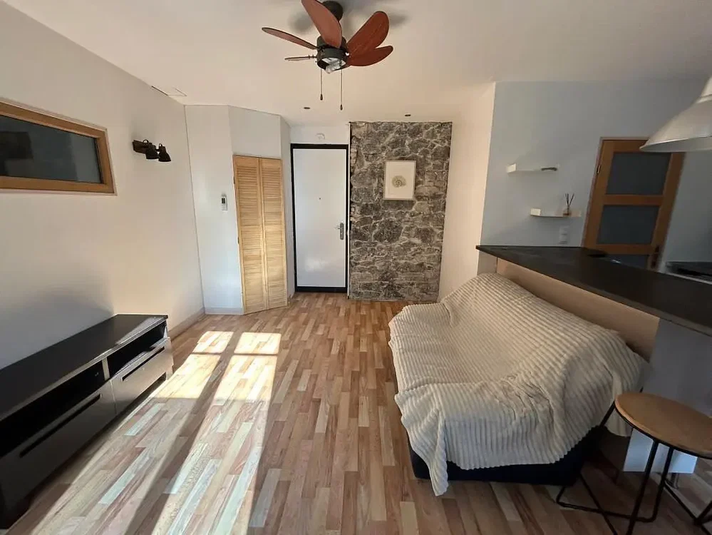 Wohnzimmer; holzboden, tageslicht
