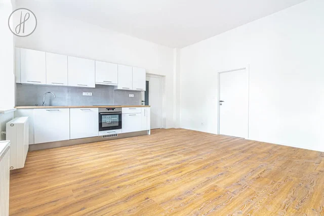 Cuisine; électroménager, parquet, lumière naturelle, rénové