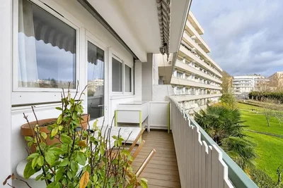 Balcon; vue, lumière naturelle, parquet