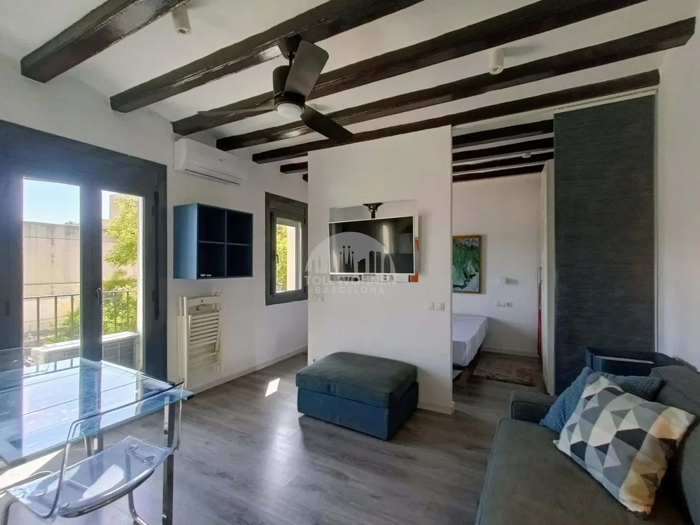 Wohnzimmer; holzbalken, tageslicht, moderner stil