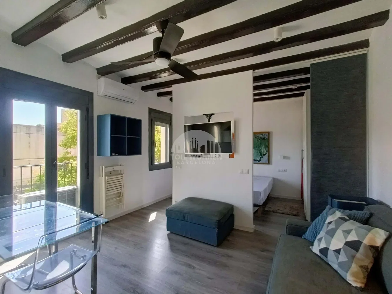 Wohnzimmer; holzbalken, tageslicht, moderner stil