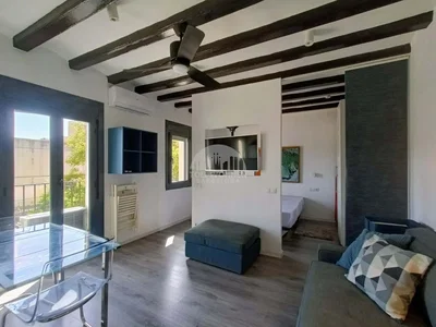 Wohnzimmer; holzbalken, tageslicht, moderner stil