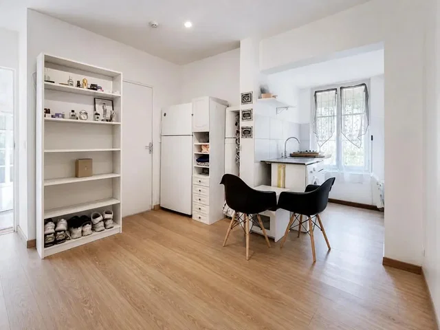 Cuisine; électroménager, parquet, lumière naturelle
