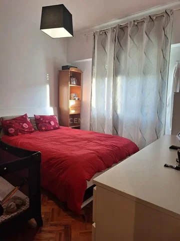Schlafzimmer; tageslicht, holzboden
