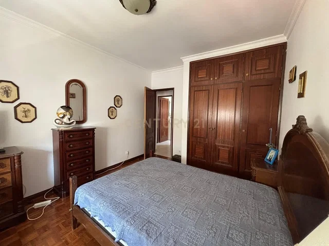 Schlafzimmer; holzboden, tageslicht