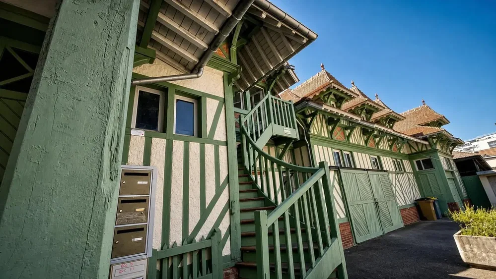 Maison et environs; lumière naturelle