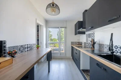 Kuhinja; kuhinjski aparati, prirodno svjetlo, moderni stil, drveni pod