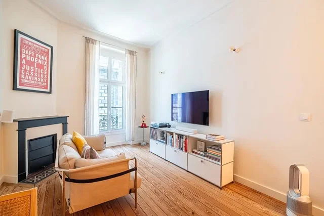 Wohnzimmer; kamin, holzboden, tageslicht