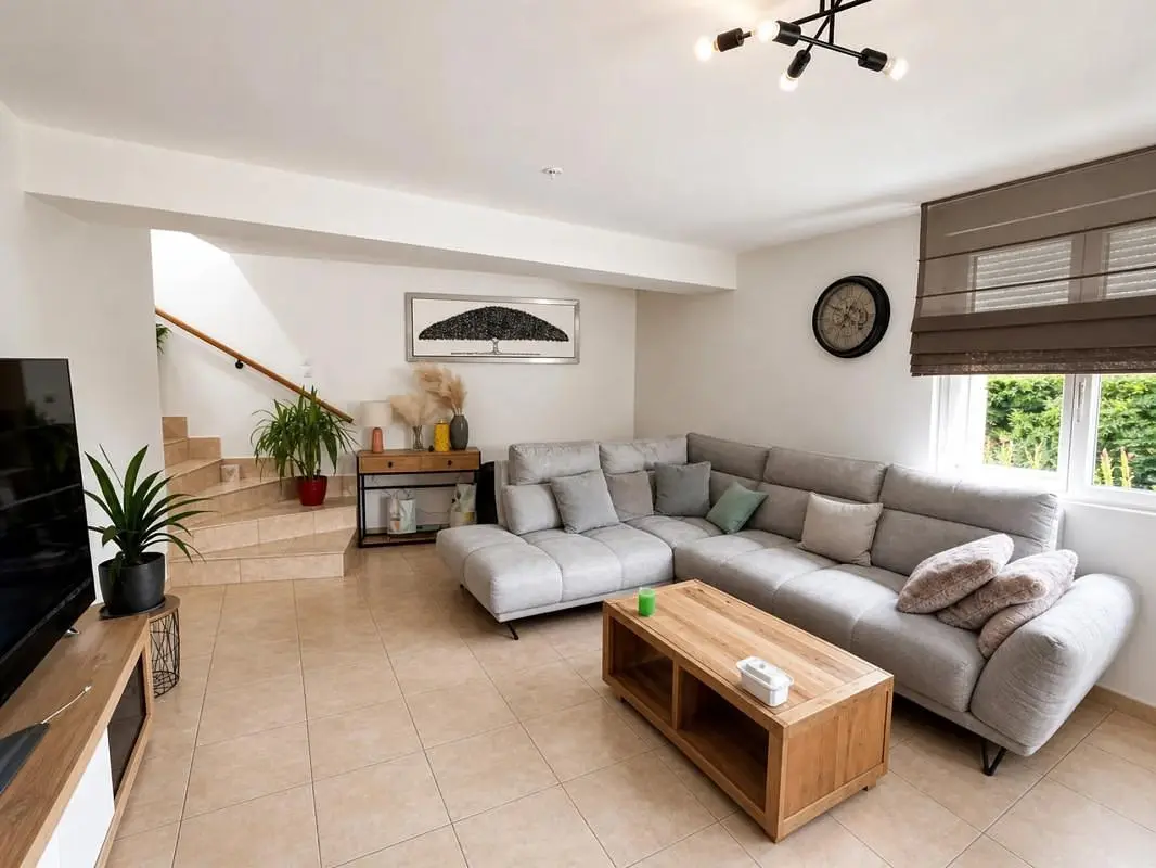 Salon; lumière naturelle, carrelage