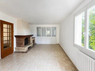Salon; lumière naturelle, carrelage, cheminée