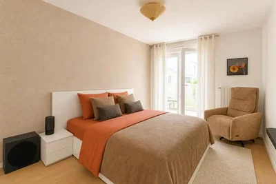 Schlafzimmer; holzboden, tageslicht, moderner stil