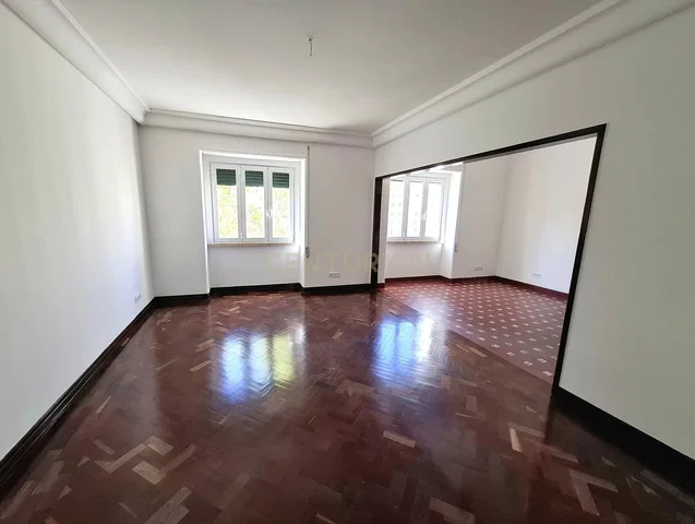 Σαλόνι; ξύλινο πάτωμα, φυσικό φως