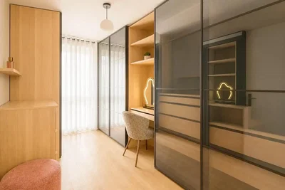 Schlafzimmer; holzboden, tageslicht, moderner stil