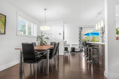 Obývací pokoj; přirozené světlo, dřevěná podlaha, moderní styl
