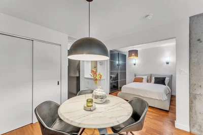 Ložnice; přirozené světlo, dřevěná podlaha, moderní styl