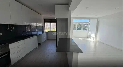 Cozinha; eletrodomésticos, luz natural, chão de azulejo