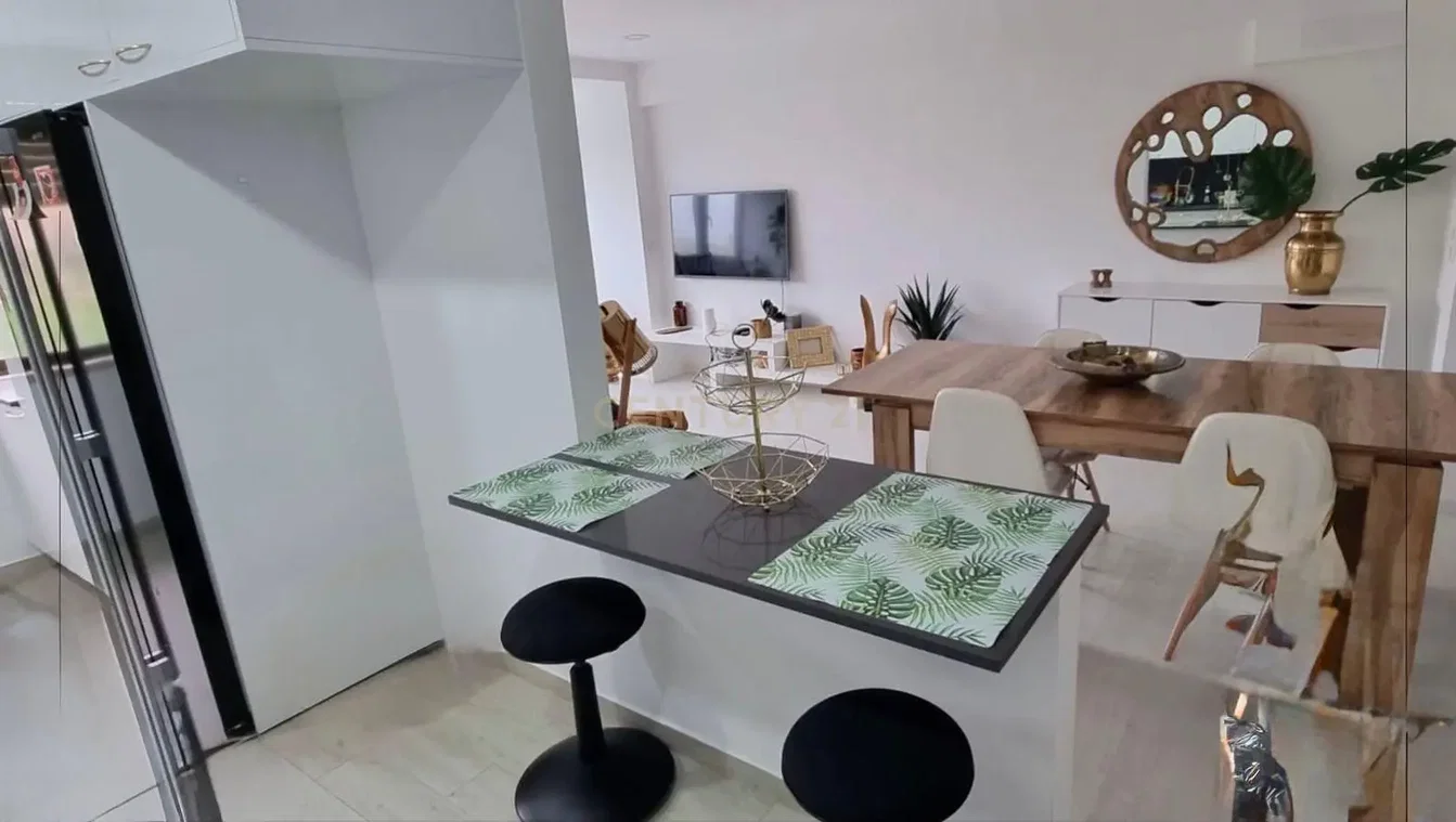 Cucina; elettrodomestici, pavimento in legno, luce naturale, stile moderno