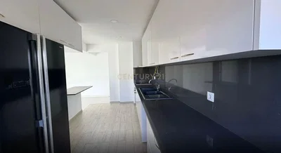 Cucina; elettrodomestici, pavimento in piastrelle, luce naturale