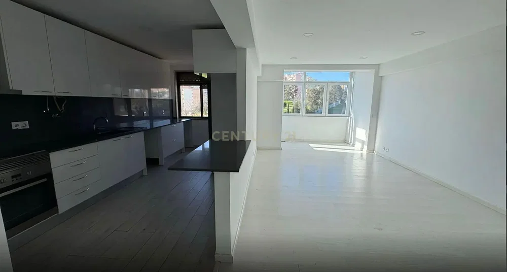 Cozinha; eletrodomésticos, luz natural, chão de azulejo