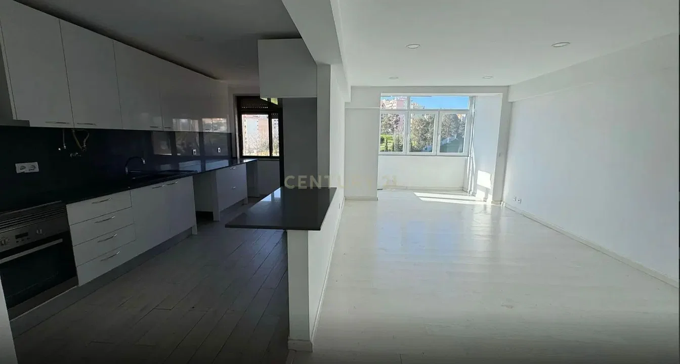 Cozinha; eletrodomésticos, luz natural, chão de azulejo