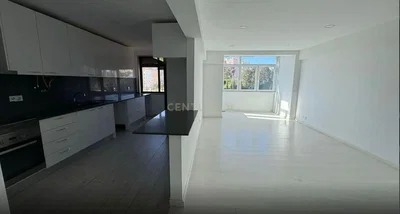 Cozinha; eletrodomésticos, luz natural, chão de azulejo