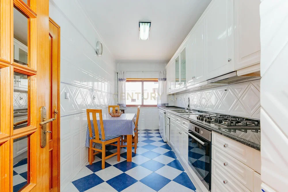 Кухиња; кухињски апарати, плочице, природно светло
