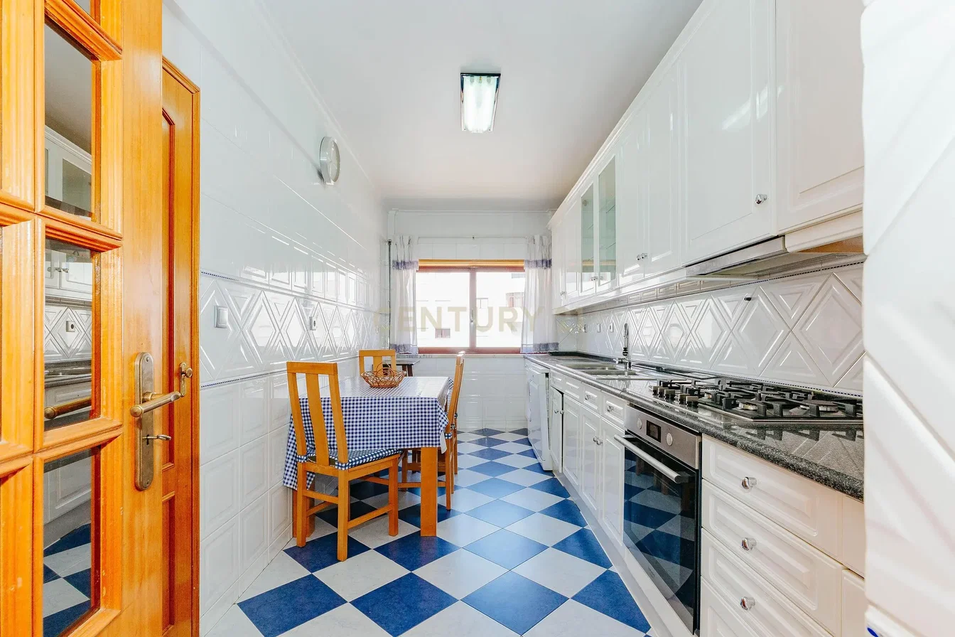 Кухиња; кухињски апарати, плочице, природно светло