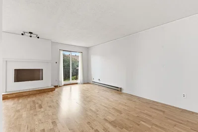 Obývací pokoj; krb, dřevěná podlaha, přirozené světlo