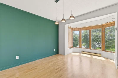 Obývací pokoj; dřevěná podlaha, přirozené světlo, výhled