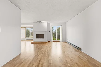Obývací pokoj; dřevěná podlaha, krb, přirozené světlo