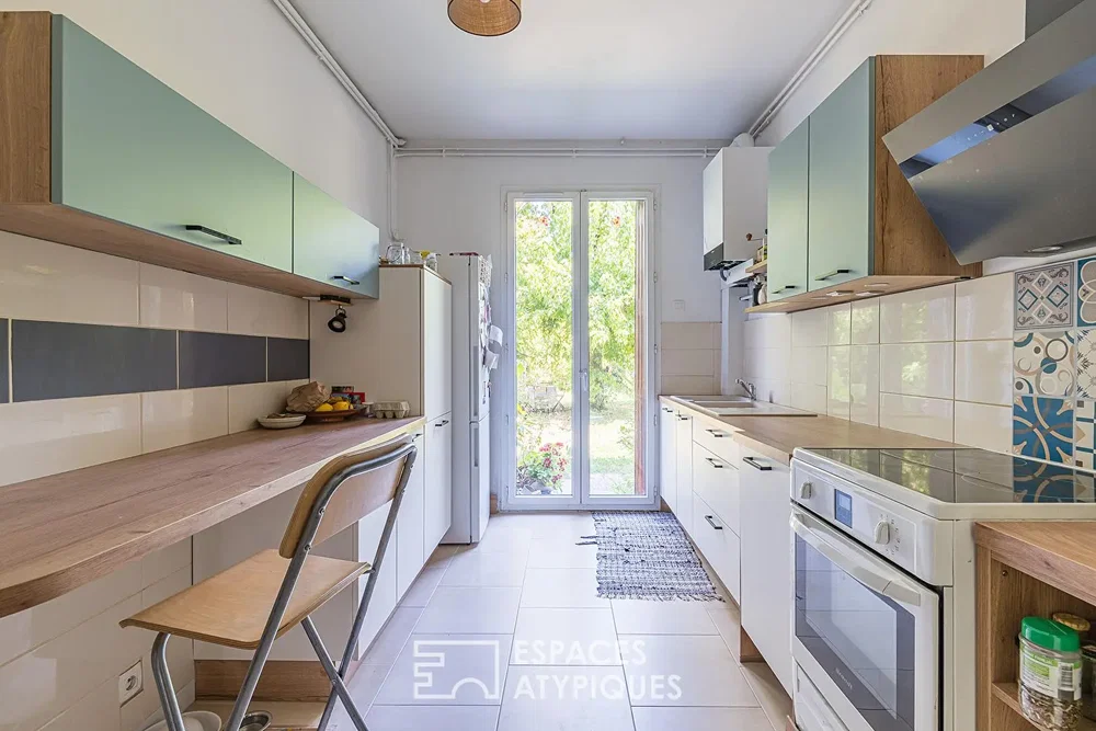 Küche; küchengeräte, holzboden, tageslicht, moderner stil