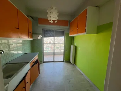 Cucina; elettrodomestici, luce naturale, necessita ristrutturazione, pavimento in piastrelle