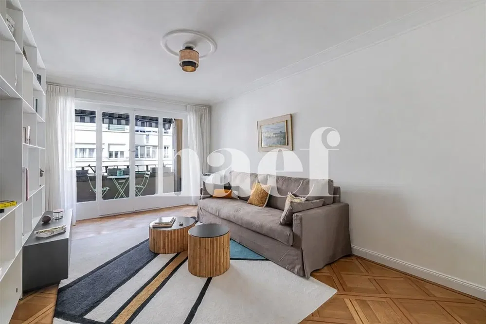 Living room; natural light, modern style, wood floor