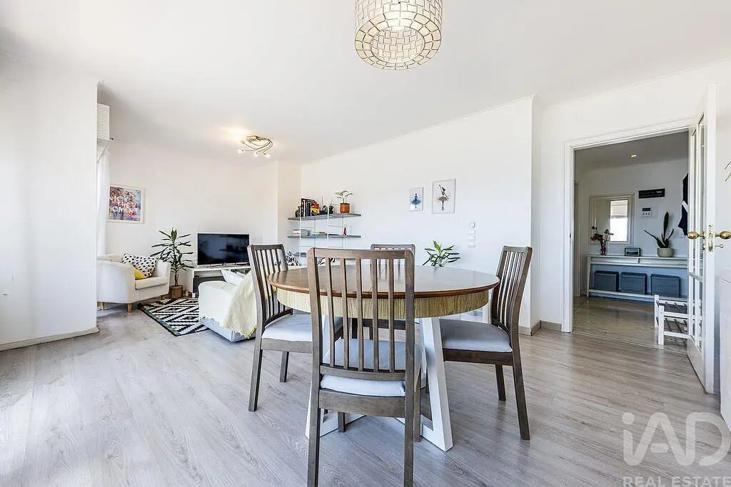 Wohnzimmer; tageslicht, holzboden, moderner stil