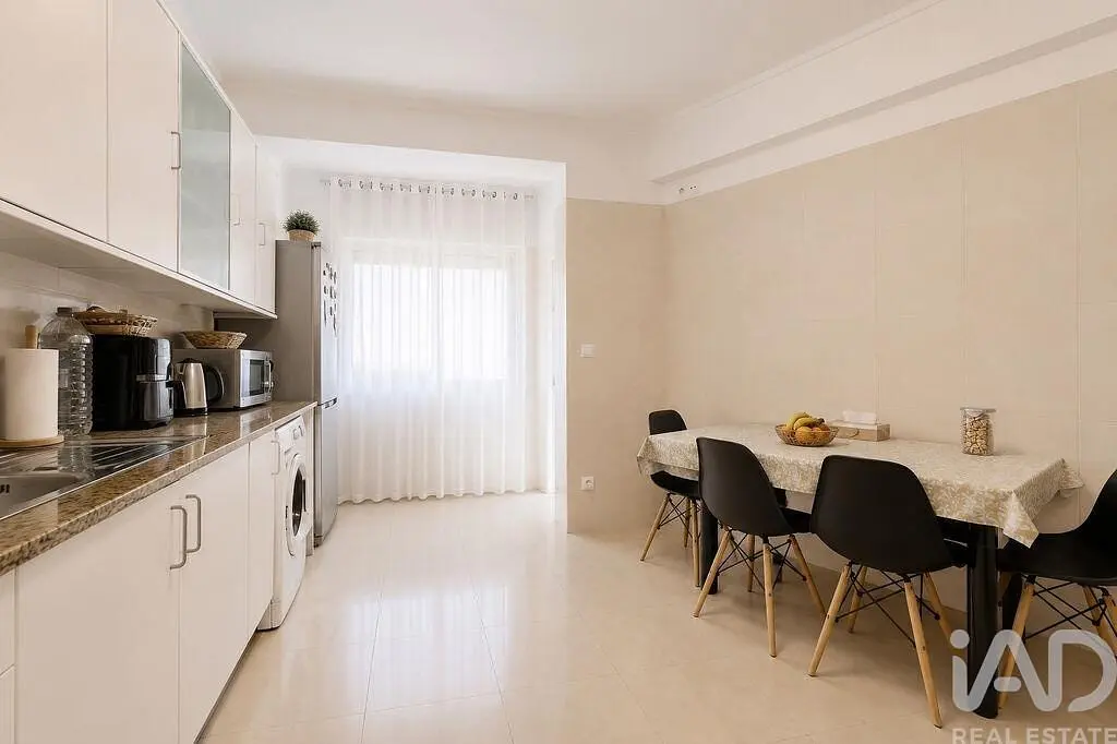 Cuisine; électroménager, lumière naturelle, style moderne